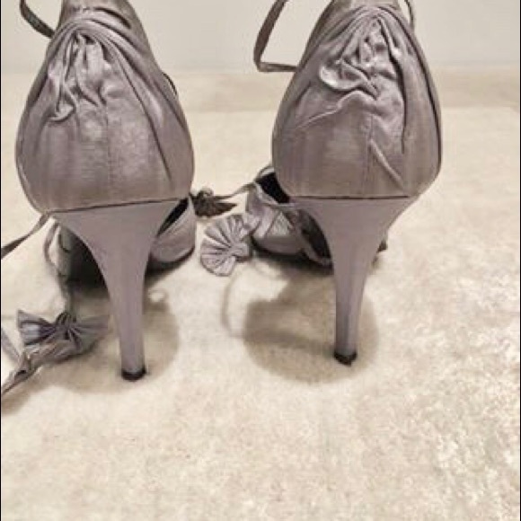 Stella McCartney lavender silk satin stilettos. - Picture 3 of 4